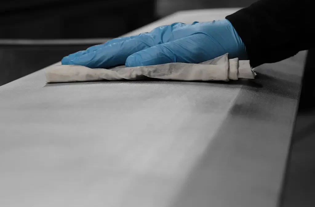 Effektiv guide til rengøring og vedligeholdelse af anodiseret aluminium. Lær hvordan du beskytter mod korrosion og opretholder overfladens glans med de rette rengøringsmidler.