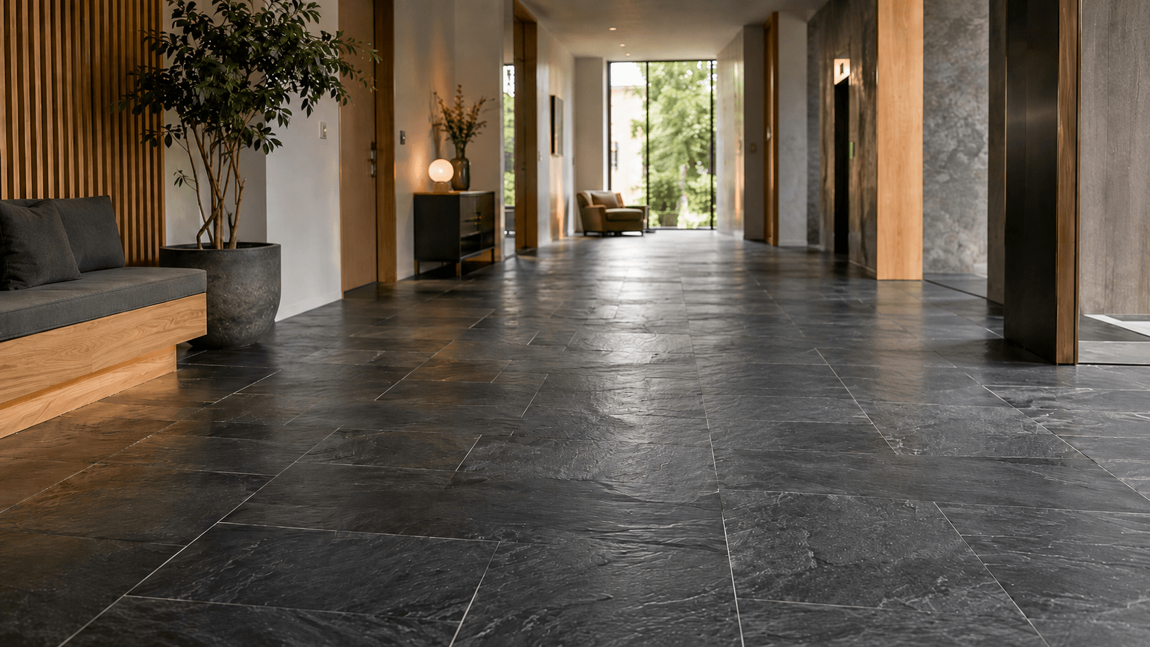 Moderne lobby med mørkt skifergulv